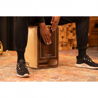 Meinl Percussion Artisan Edition String Cajon Cantina Line soitettavana.