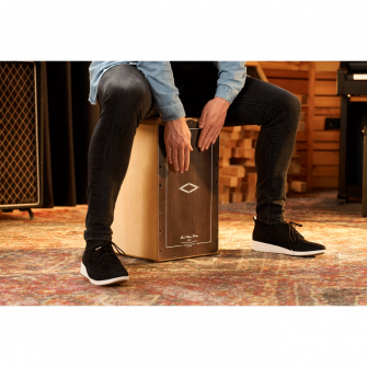 Meinl Percussion Artisan Edition String Cajon Tango Line soitettavana.