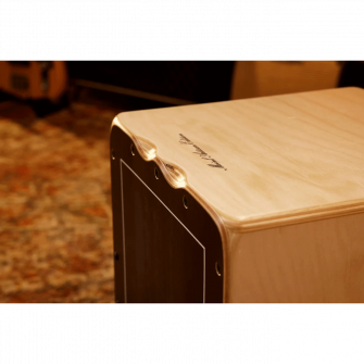 Meinl Percussion Artisan Edition String Cajon Tango Line viisteet.