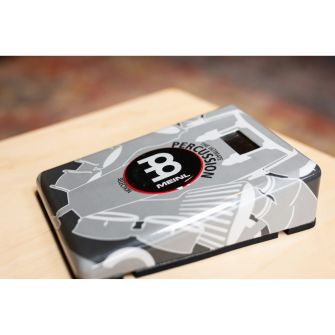 Meinl Percussion The Ultimate Percussion Stomp Box cajonin päällä.