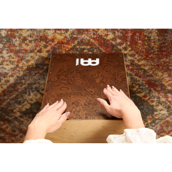 Meinl SC80BW Snarecraft Cajon soitettavana.