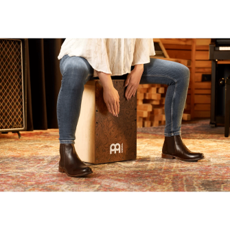 Meinl SC80BW Snarecraft Cajon soitettavana.