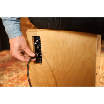 Meinl Snarecraft mikitetty cajon käytössä.