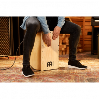 Meinl Snarecraft mikitetty cajon soitettavana.
