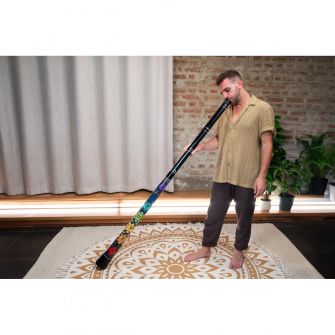 Meinl Sonic Energy Chakra Didgeridoo soitettavana.