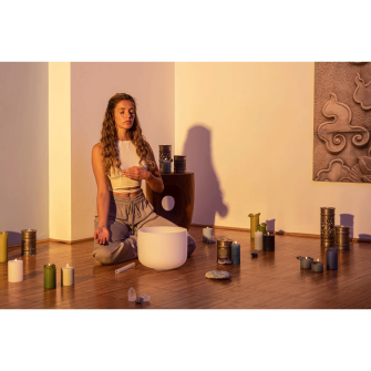 Meinl Sonic Energy Crystal silicone malletti meditaatiossa.