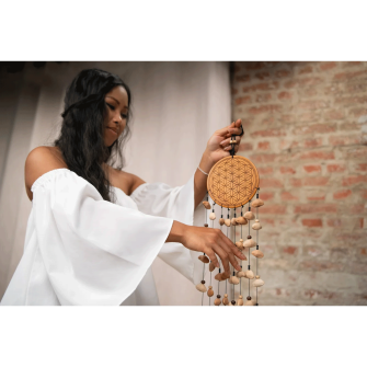 Sonic Energy Flower of Life Kenari Chimes, medium soitettavana.