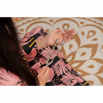 Meinl Sonic Energy Grounding Therapy Master Fork äänirauta soitettavana.