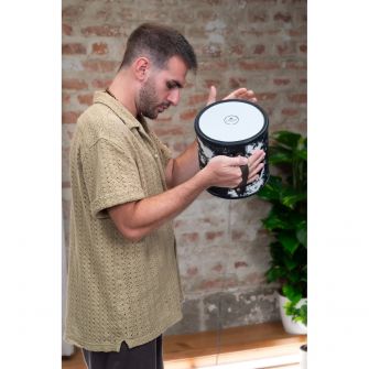 Meinl Sonic Energy iso Deep Sound ukkosrumpu soitettavana.