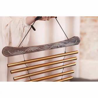 Meinl Sonic Energy D Meditation Flow Chime kädessä.