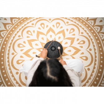 B-molli Medium Oktaavi-kielirumpu soitettavana.