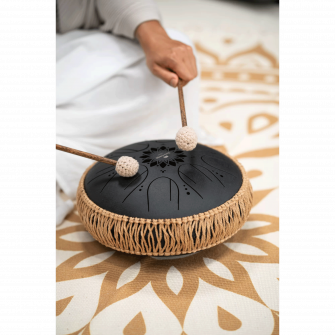 B-molli Medium Oktaavi-kielirumpu soitettavana.