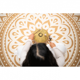 C-duuri Medium Oktaavi-kielirumpu soitettavana.