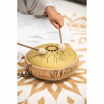 C-duuri Medium Oktaavi-kielirumpu soitettavana.