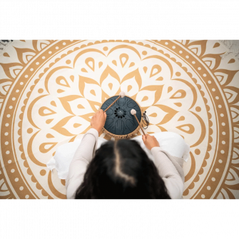 C-molli Medium Oktaavi-kielirumpu soitettavana.