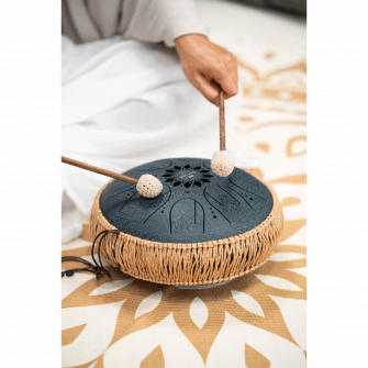 C-molli Medium Oktaavi-kielirumpu soitettavana.