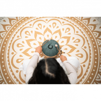 F#-molli Medium Oktaavi-kielirumpu soitettavana.