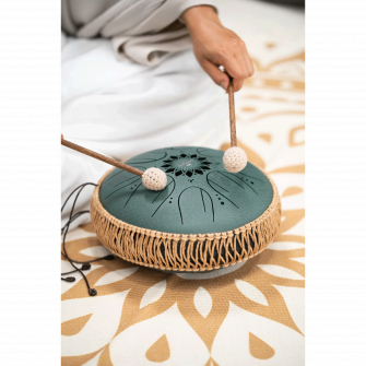 F#-molli Medium Oktaavi-kielirumpu soitettavana.