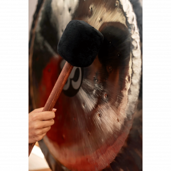 Meinl Sonic Energy MGB-L gongin malletti soitossa.