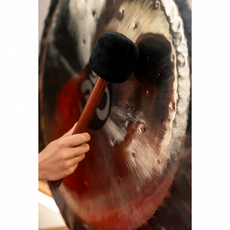 Meinl Sonic Energy MGB-S gongin nuija käytössä.