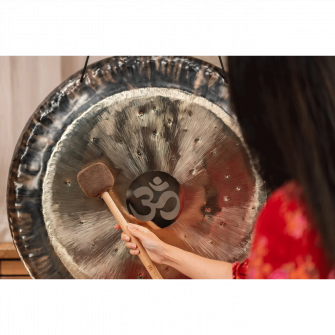 Meinl Sonic Energy MGM-M-C gongin malletti soitossa.