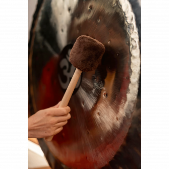 Meinl Sonic Energy MGM-S-C gongin malletti käytössä.