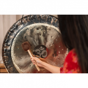 Meinl Sonic Energy MGM-S-C gongin malletti soitossa.