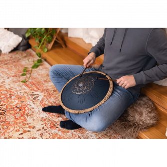 Floral oktaavi-kielirumpu soitettavana.