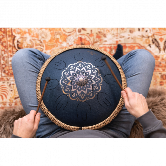 Floral oktaavi-kielirumpu soitettavana.