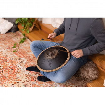 Sonic Energy D Kurd Floral oktaavi-kielirumpu soitettavana.