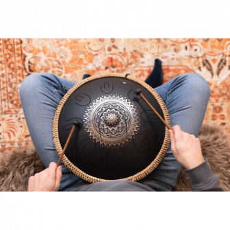 Sonic Energy D Kurd Floral oktaavi-kielirumpu soitettavana.