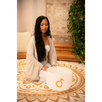 Earth Platonic -kristalliäänimalja soitettavana.