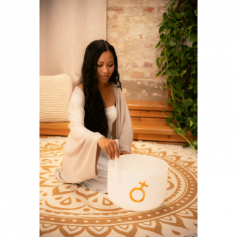 Earth Platonic -kristalliäänimalja soitettavana.