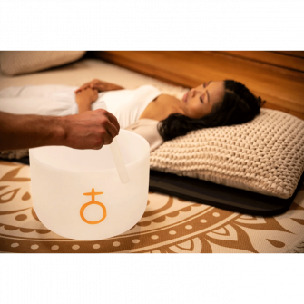 Planetary Earth Year kristalliäänimalja ääniterapiassa.