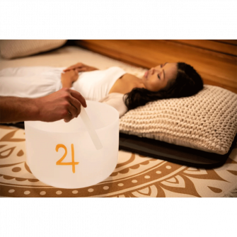 Meinl Sonic Energy Planetary Jupiter-kristalliäänimalja ääniterapiassa.