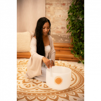 Meinl Sonic Energy Planetary Schumann-kristalliäänimalja soitettavana.