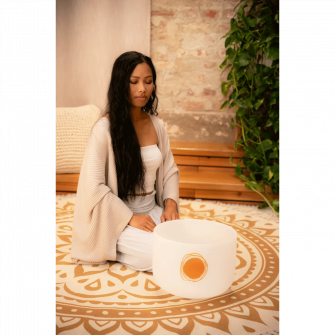 Meinl Sonic Energy Planetary Schumann-kristalliäänimalja soitettavana.