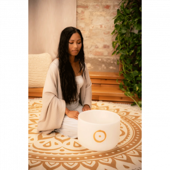 Meinl Sonic Energy Planetary Sun kristalliäänimalja soitettavana.