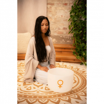 Meinl Sonic Energy Planetary Venus kristalliäänimalja soitettavana.