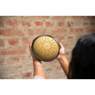 Small Steel Tongue Drum C-molli soitettavana.