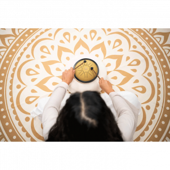 Small Steel Tongue Drum C-molli soitettavana.