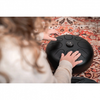 Meinl Sonic Energy Steel kielirumpu, A Akebono, musta soitettavana.