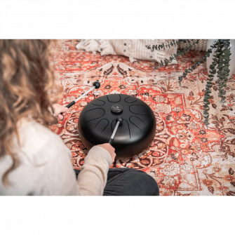 Meinl Sonic Energy Steel kielirumpu, G duuri, musta soitettavana.