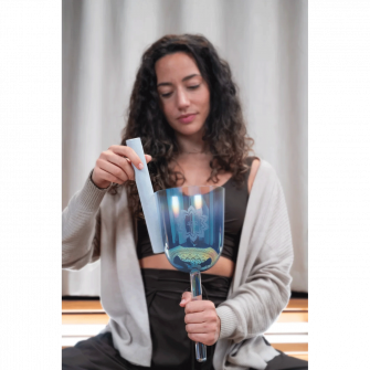 Meinl Sonic Energy medium Suede äänimaljamalletti soitossa.