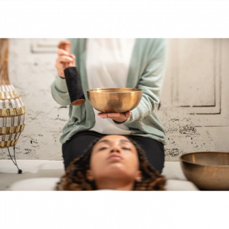 Meinl Sonic Energy Suede Resonant äänimaljan hierrin ääniterapiassa.