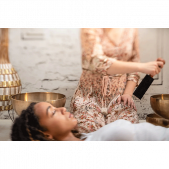 Meinl Sonic Energy Suede Resonant äänimaljan hierrin äänikylvyssä.