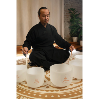 Sonic Energy TCM Five Elements Crystal äänimaljasetti soitettavana.