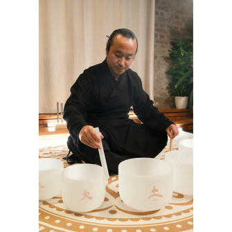 Sonic Energy TCM Five Elements Crystal äänimaljasetti soitettavana.