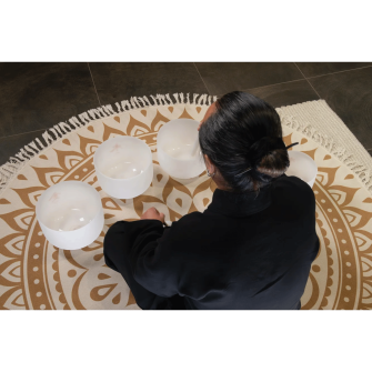 Sonic Energy TCM Five Elements Crystal äänimaljasetti soitettavana.