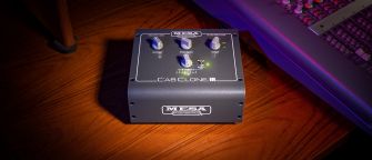 Mesa Boogie CabClone IR promokuvassa pöydällä.